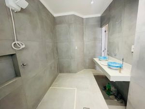 Image 18 - 940016