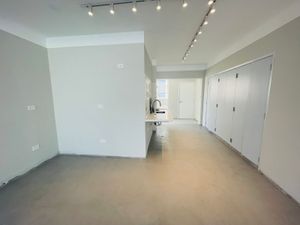 Image 4 - 940016