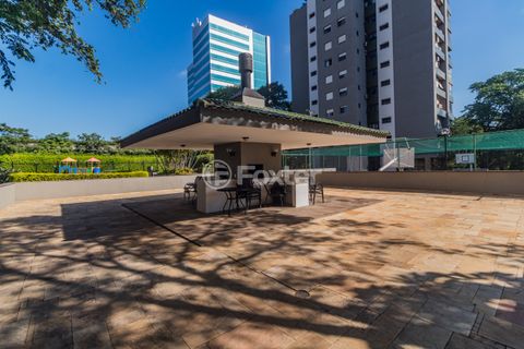 Image 17 - 887352