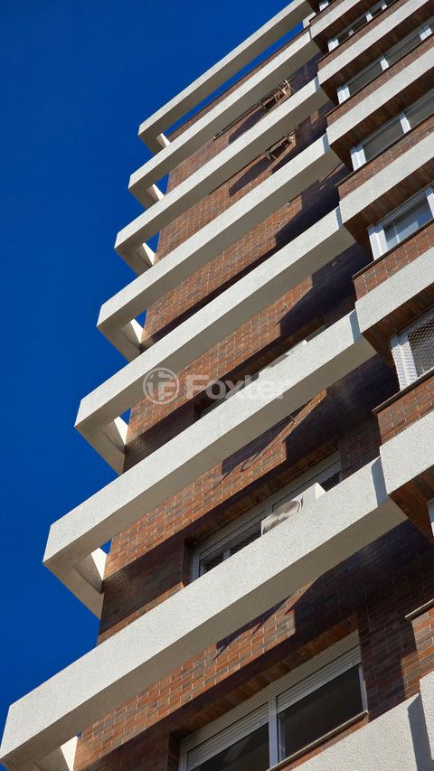Image 11 - 880082