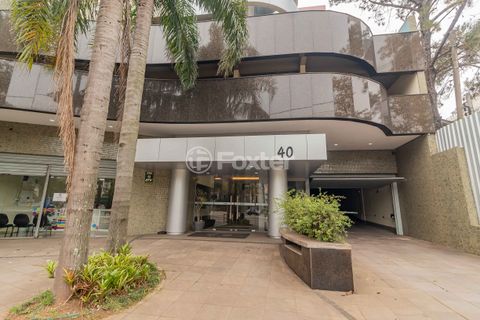 Image 18 - 881417