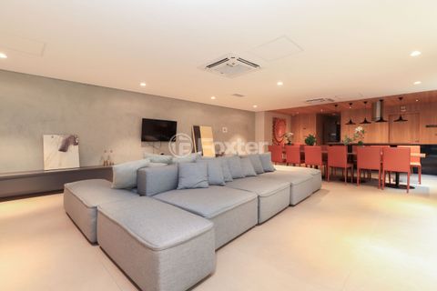 Image 17 - 876032