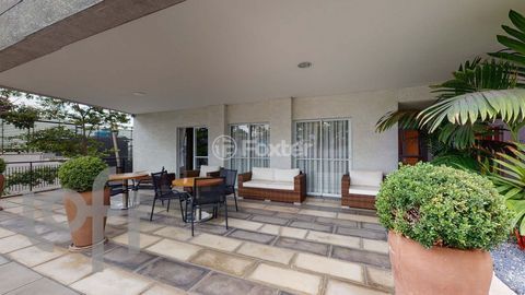 Image 19 - 896077