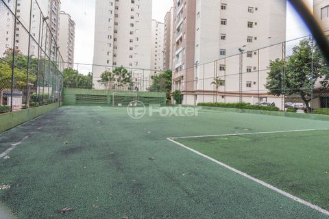 Image 11 - 915886