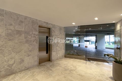 Image 11 - 884942