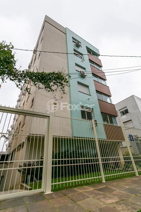 Image 17 - 882900