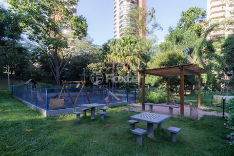 Image 9 - 880601