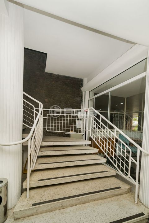 Image 14 - 881301