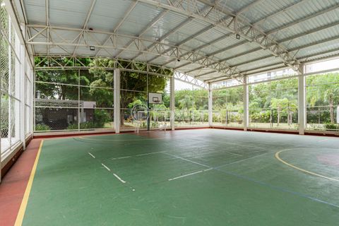Image 10 - 869025