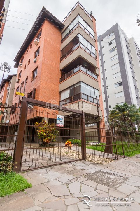 Image 10 - 915860