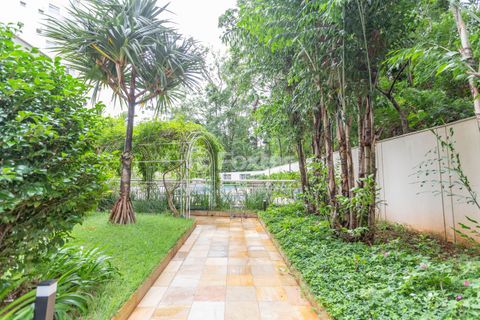 Image 17 - 828086