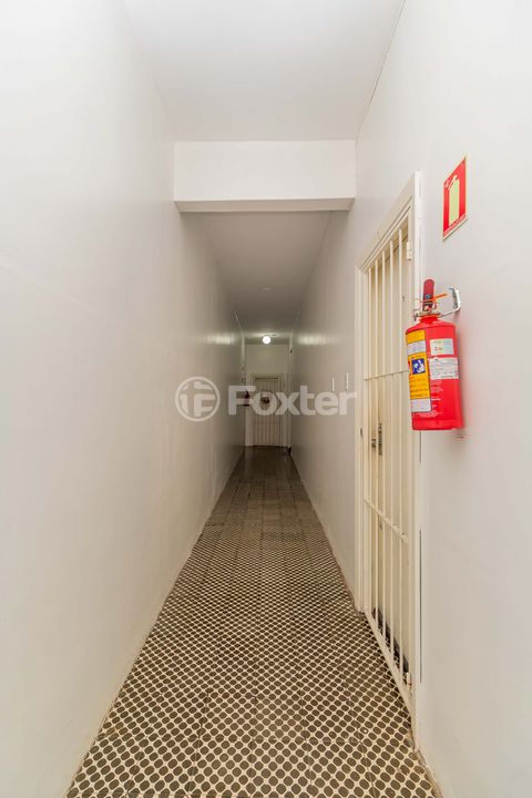Image 16 - 884679