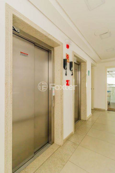 Image 11 - 884877