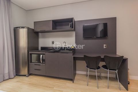 Image 4 - 300518