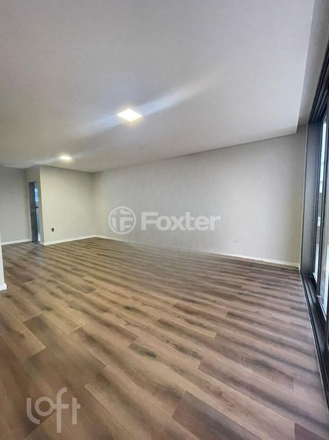 Image 3 - 302946