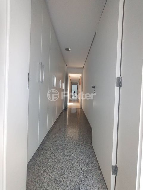 Image 6 - 332945