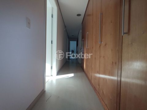 Image 7 - 332945