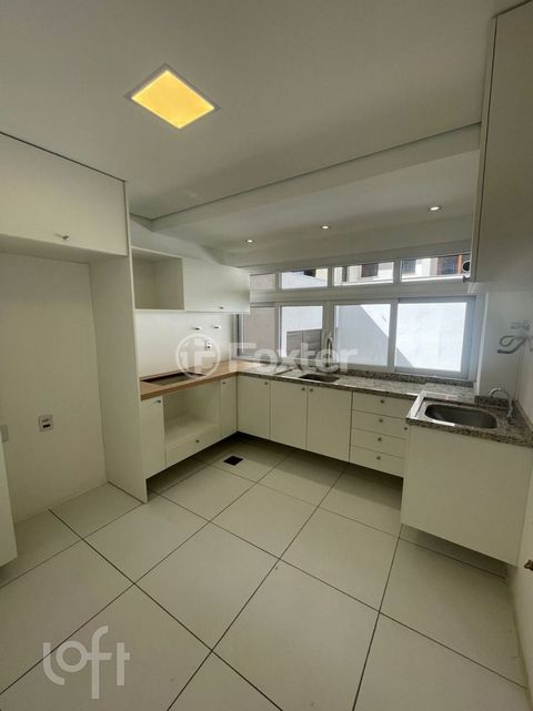 Image 7 - 405112
