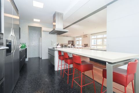 Image 10 - 555688