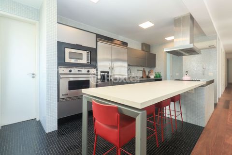 Image 11 - 555688