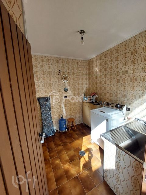 Image 8 - 650946