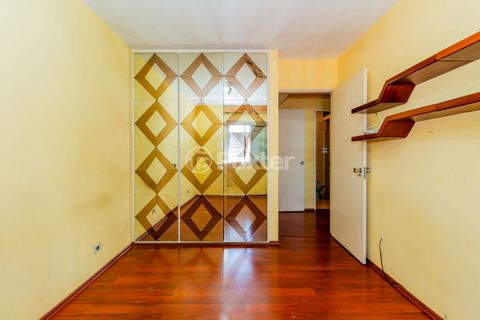 Image 8 - 726676