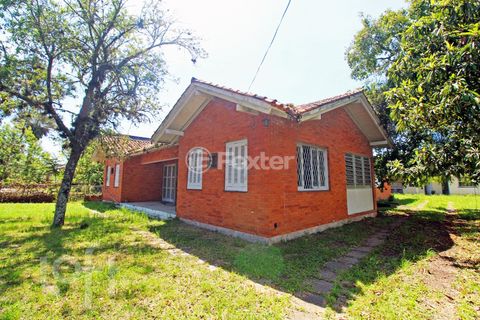 Image 11 - 737395