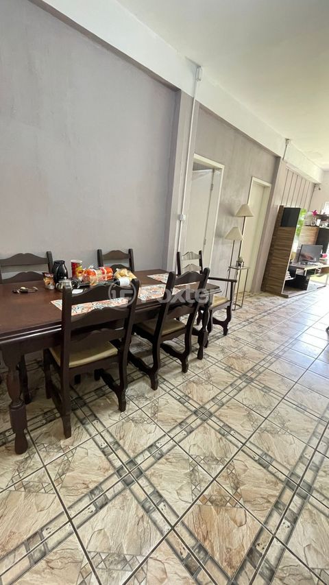Image 7 - 747065