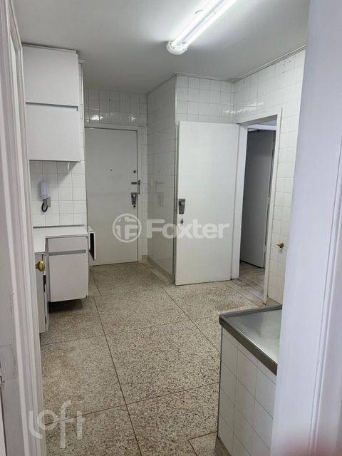 Image 6 - 748614