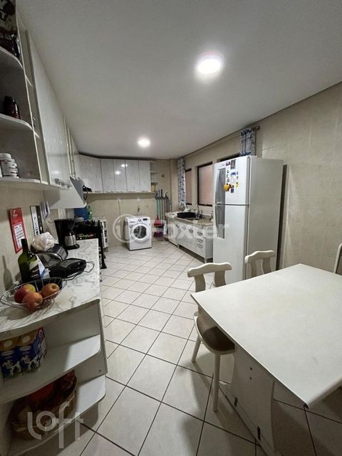 Image 7 - 749469