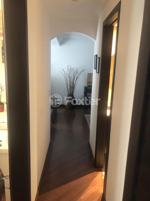 Image 8 - 758692