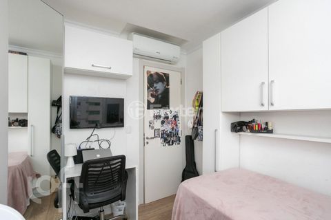 Image 19 - 807811
