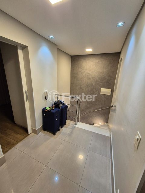 Image 7 - 812571