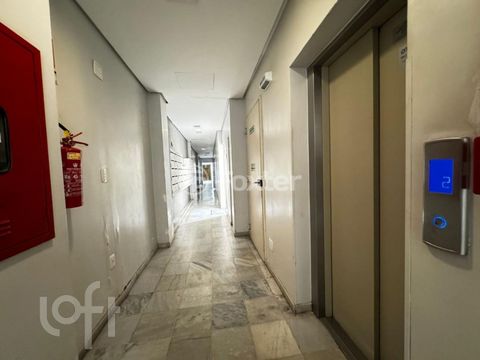 Image 13 - 813585