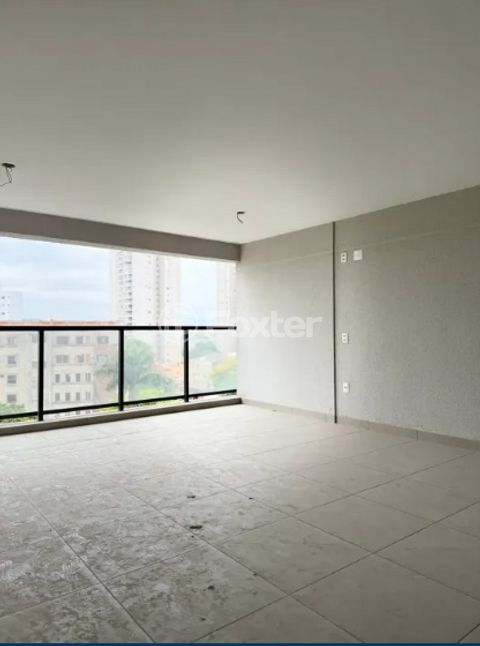 Image 6 - 817490