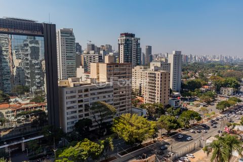 Image 18 - 825048