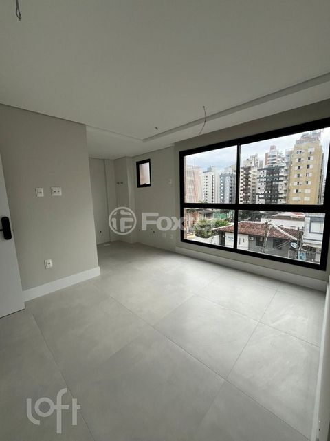 Image 3 - 828083