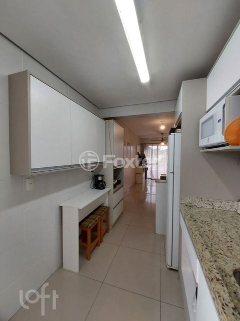 Image 7 - 828216