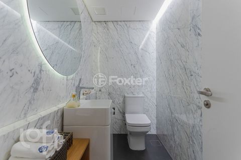 Image 17 - 828300