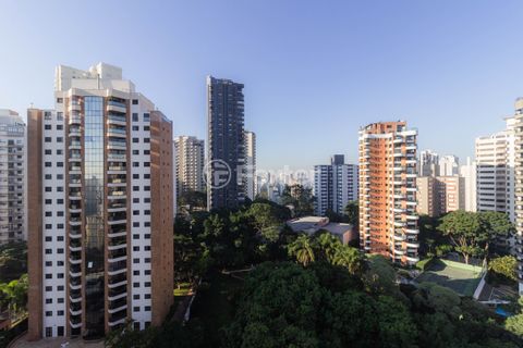 Image 6 - 831085