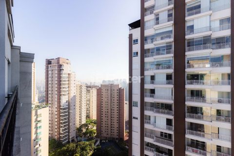 Image 11 - 831085