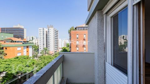 Image 18 - 834356