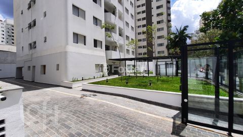 Image 9 - 852596
