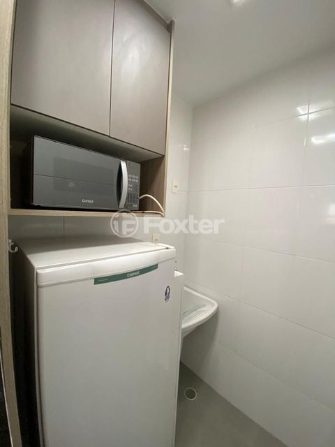 Image 8 - 852674