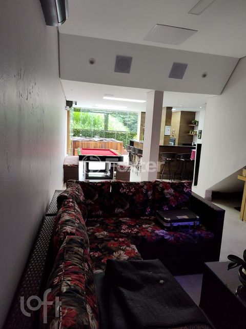 Image 10 - 855601