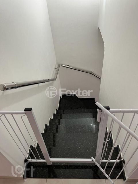 Image 5 - 856495