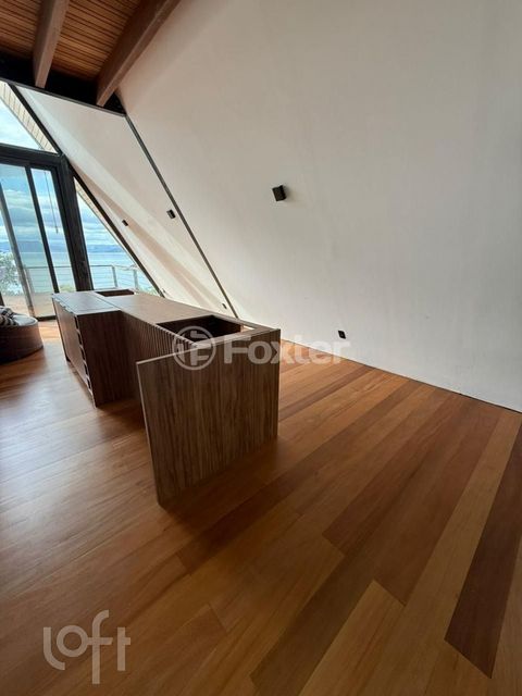 Image 3 - 857893