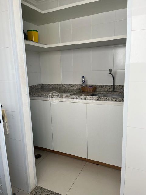 Image 11 - 858700