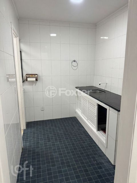 Image 8 - 858803