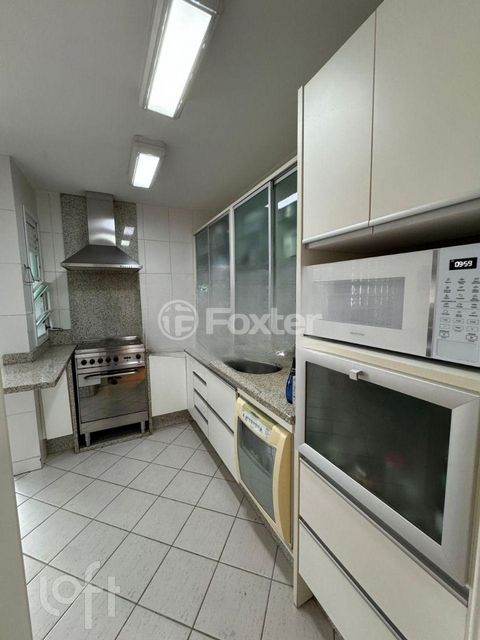 Image 7 - 858927